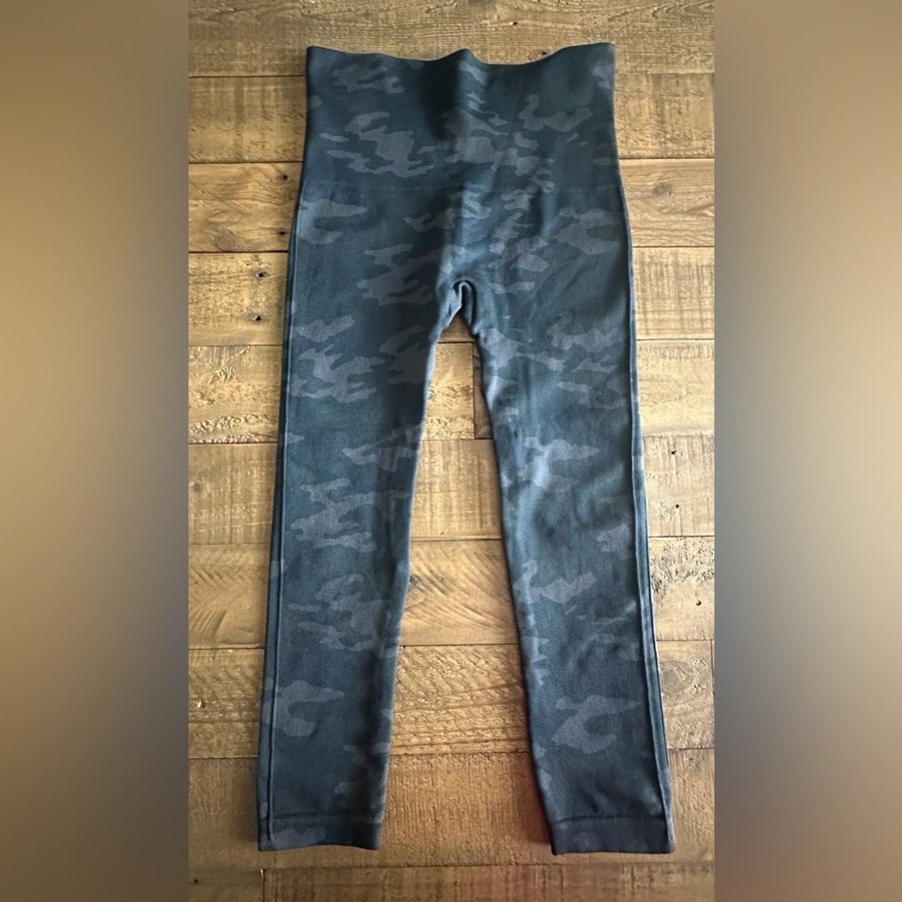 Spanx Look At Me Now Seamless Camo Leggings Gray High Waisted Small
